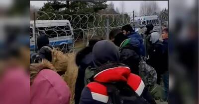 Лукашенко доручив силовикам відвести мігрантів від польського кордону: що сталося