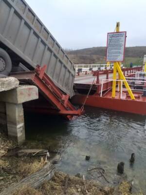 В Липецкой области большегруз с щебнем провалился под мост