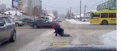 В Новосибирске мужчина переполз через дорогу на четвереньках