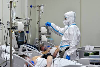 "Погибают, лежат все непривитые": врач рассказал о пациентах COVID-госпиталя