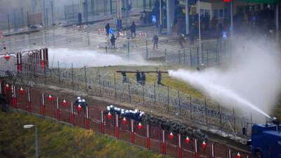 Польские силовики залили мигрантов обжигающей жидкостью