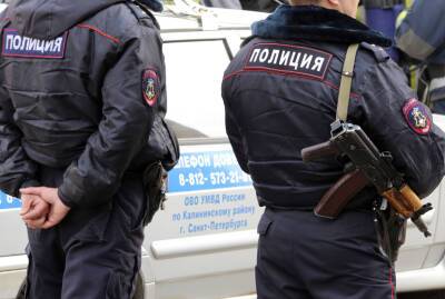 В центре Петербурга мужчина, угрожая ножом, требовал выпивку