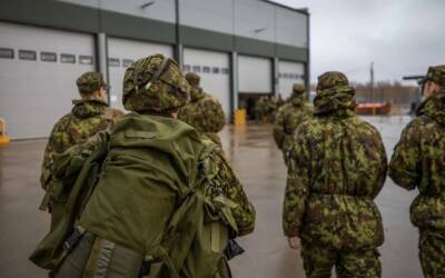Эстонские резервисты начали устанавливать колючую проволоку на границе с Россией