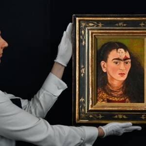 В Нью-Йорке на аукционе за почти 35 млн долларов продали автопортрет Фриды Кало
