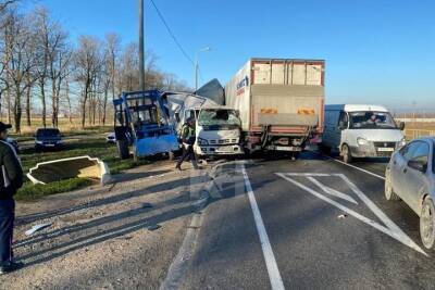 В жёсткой аварии под Анапой столкнулись грузовик, легковушка и трактор
