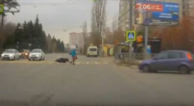В Воронеже на пешеходном переходе бабушка упала после умышленного толчка в спину (ВИДЕО)