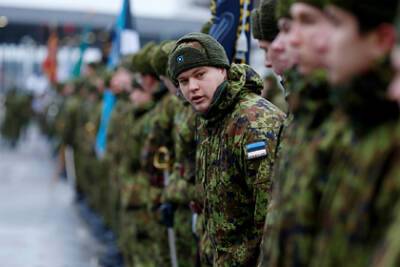 Эстонских военных отправят на границу с Россией с колючей проволокой