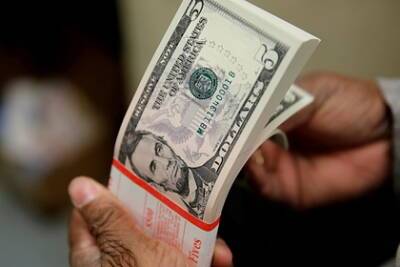 Экономист объяснил скупку валюты россиянами