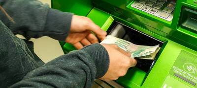 На севере Карелии мужчина присвоил себе забытые в банкомате деньги