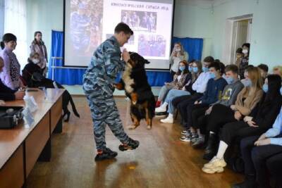 К школьникам Серпухова пришли полицейские собаки