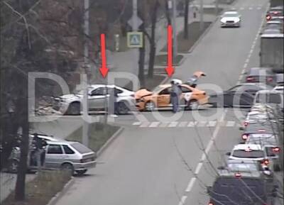 Два автомобиля столкнулись на Ткацкой улице в Москве