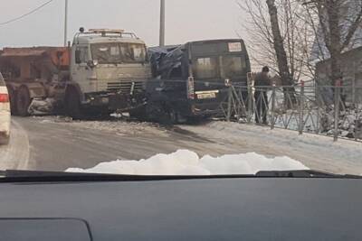 Трое пассажиров маршрутки пострадали в ДТП с КамАЗом в Песчанке