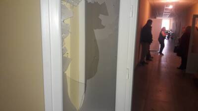 Избиты пациенты, разбиты стекла: больницу атаковали под Львовом, кадры с места событий