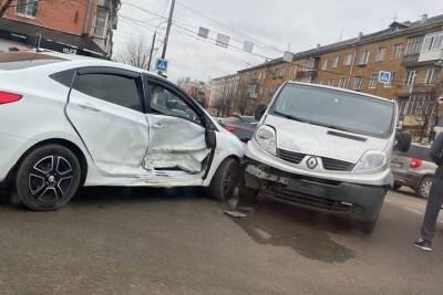 В Заволжском районе Твери столкнулись две иномарки