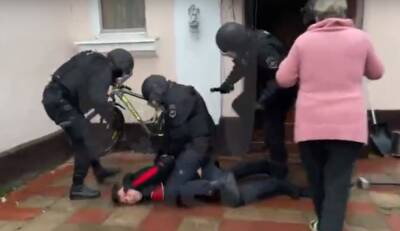 Мужчину, обматерившего полицейского в Петергофе, задерживал спецназ