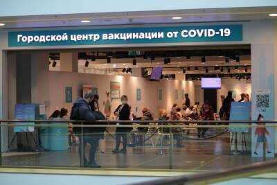 Жители Петербурга пожаловались на огромные очереди в пунктах вакцинации
