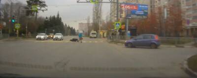 Жительница Воронежа на пешеходном переходе толкнула прохожую в спину