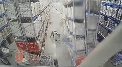 Расплескалась синева: в Красноярске рабочего завалило алкоголем на складе — видео