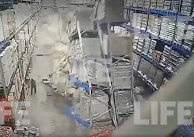 В Красноярске на рабочего рухнули восьмиметровые стеллажи с алкоголем