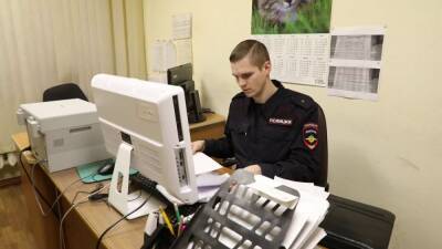Двое полицейских спасли женщину из заточения в доме в Московском районе