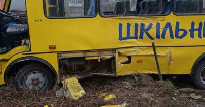 На Львівщині вантажівка в’їхала у шкільний автобус (фото)
