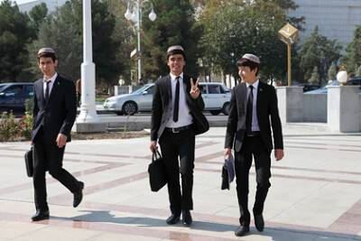Туркменским студентам пригрозили отчислением за попытку уехать в США