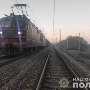 Под Харьковом женщина попала под два поезда
