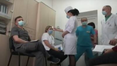 Серьезное наказание ждет украинских врачей, выступающих против COVID-вакцинации: что им грозит