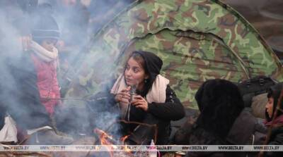 ФОТОФАКТ: Беженцы жгут костры и пытаются согреться – обстановка в лагере у КПП
