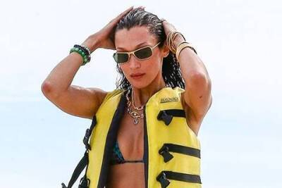 Белла Хадид с бойфрендом Марком Калманом отдыхает на пляже в Майами: новые фото