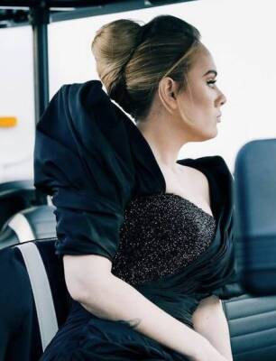 Адель в ослепительном мини-платье, украшенном драгоценностями, продвигает свой новый альбом «30»