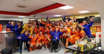 С кресла-каталки на ЧМ-2022: тренер сборной Нидерландов получил травму, но вывел команду на Мундиаль