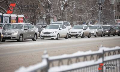 Снегопад парализовал движение транспорта в Екатеринбурге
