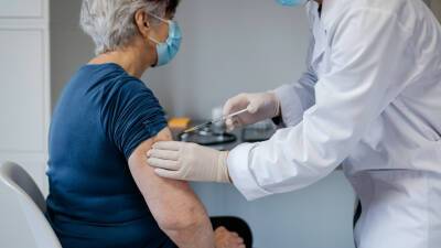 Пожилых людей в Калининградской области обязали вакцинироваться от COVID-19
