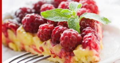 Легкий десерт: диетический пирог с малиной и творогом