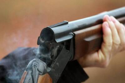 Двое петербуржцев устроили в подъезде дома разборки со стрельбой