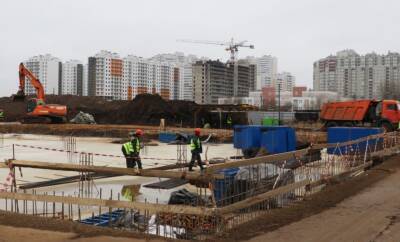 Школу с подземным этажом, 2-мя бассейнами и 6-ю спортзалами строят в Петербурге — фото
