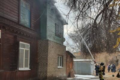 В Волгограде больше двух часов тушили кровлю в многоквартирном доме
