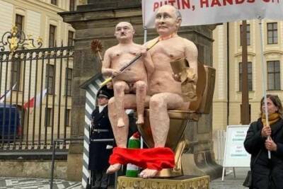 Голых Путина и Лукашенко на золотом унитазе выставили в центре Праги (фото, видео)