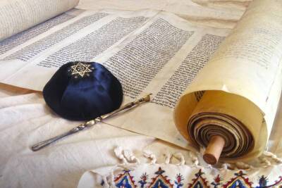 Израильская компания продала стих из Библии за 8 500 долларов.