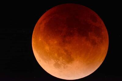 Ученые объяснили, почему Луна становится красной во время полного лунного затмения и мира