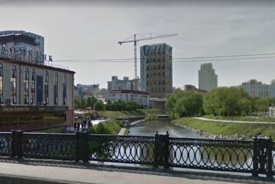 На набережной в центре Екатеринбурга река Исеть разрушает лестницу