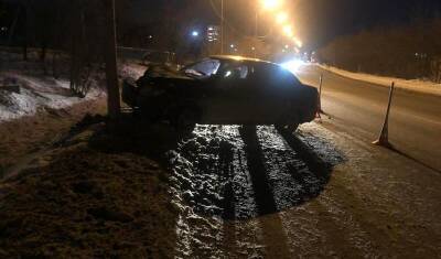 В ДТП с опорой освещения на улице Одесской пострадали водитель и пассажир