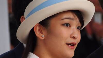 Муж бывшей принцессы Японии погасил старый долг