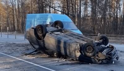 На трассе в Московской области на движущийся автомобиль рязанца упало дерево