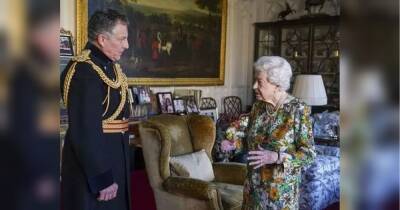 Королева Єлизавета II налякала британців багряно-синіми руками