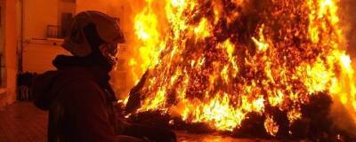 Взрывами сопровождался пожар на складах в Серпухове