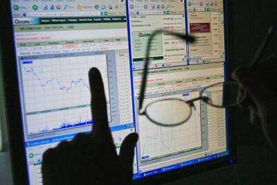 По мнению аналитиков, российский рынок акций умеренно снизится в четверг на фоне дешевеющей нефти