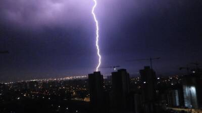 Гром, молнии и даже град: синоптики уточнили прогноз погоды в Израиле на выходные