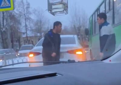 В Екатеринбурге водитель автобуса угрожал ножом рязанцу на Hyundai